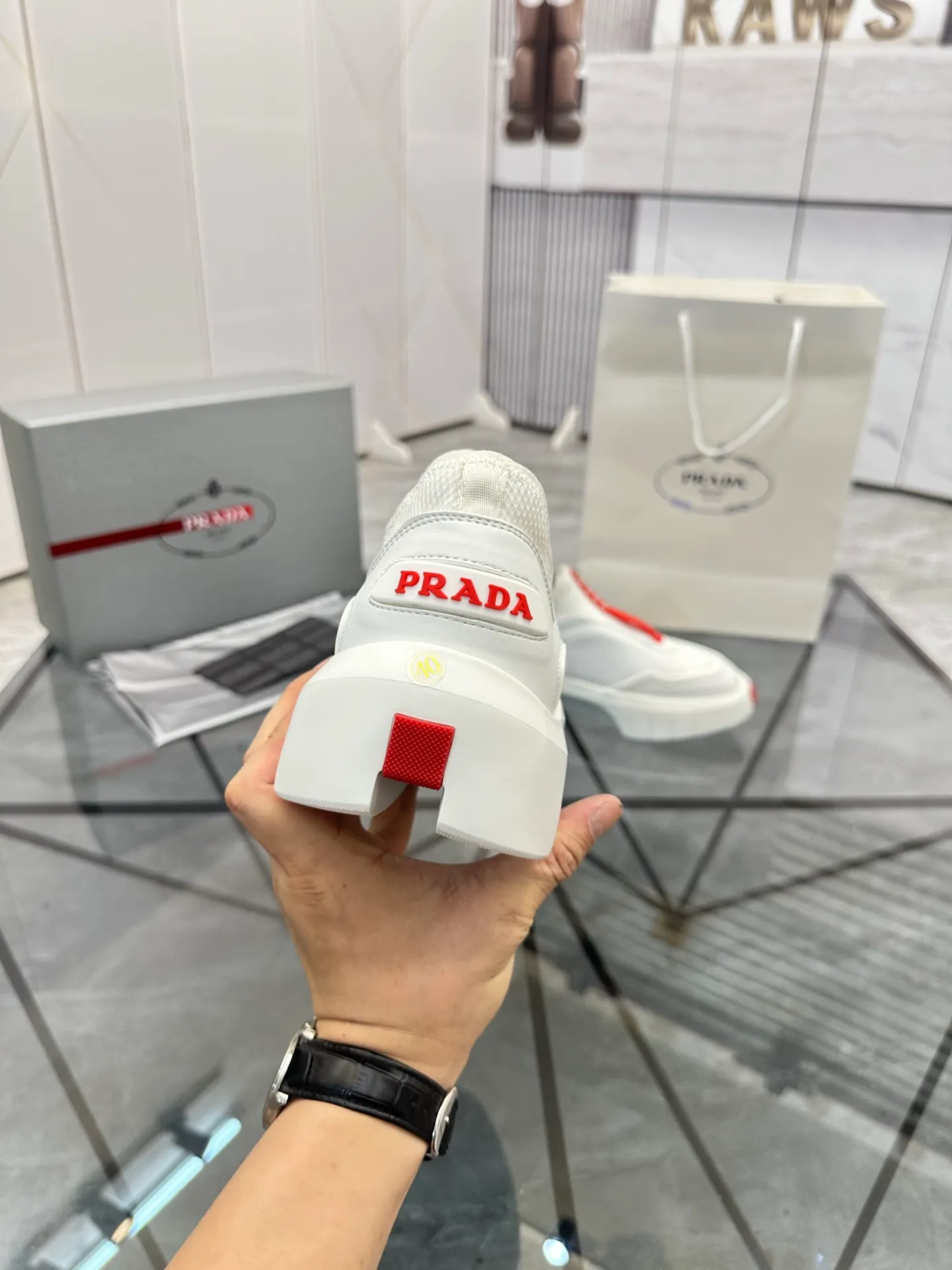 Men's shoes: 💰P500¥ High-end, complete package Product trademark: Prada *"Prada*" low-top casual shoes Regular size: 38-44 (can be customized to 45.46) Couple style Product materials: Upper imported cowhide stitched with original fabric, breathable lining, original outsole. Number: 846